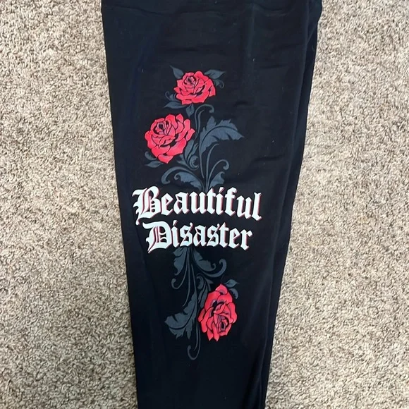 Beautiful Disaster capri leggings - Picture 2 of 4